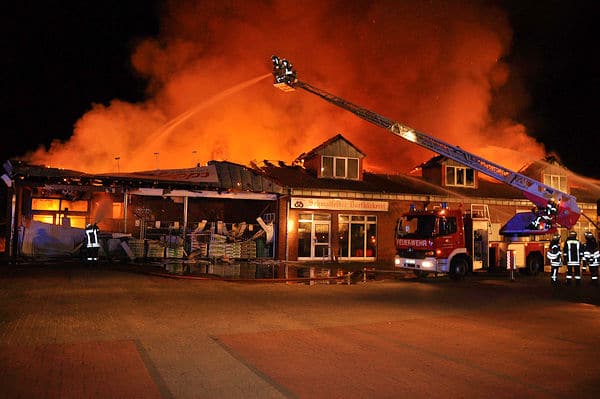 Ein Großfeuer zerstört einen Sonderpostenmarkt in Bad Bramstedt. Foto: Arne Mundt Ein Großfeuer zerstört einen Sonderpostenmarkt in Bad Bramstedt. Foto: Arne Mundt