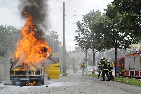 Mitten in München brennt ein Pakettransporter völlig aus. Foto: BF München Mitten in München brennt ein Pakettransporter völlig aus. Foto: BF München