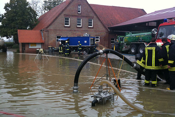 Hochwasser nach Starkregen: Feuerwehr und THW im gemeinsamen Einsatz nach dem Unwetter durch das Tief "Cathleen". Foto: THW Hochwasser nach Starkregen: Feuerwehr und THW im gemeinsamen Einsatz nach dem Unwetter durch das Tief "Cathleen". Foto: THW