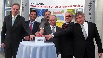 250910_katwarn_lk_leer Gaben den Startschuss für den neuen Warndienst: Aurichs Kreisrat Dr. Frank Puchert (v.l.), der Wittmunder Landrat Matthias Köring, Martin Lutz, Erster Stadtrat in Emden, der Leeraner Landrat Bernhard Bramlage, Joachim Queck, Vorstandsvorsitzer der Ostfriesischen Brandkasse und Dr. Achim Hertel vom Vorstand des Verbands öffentlicher Versicherer. Foto: Landkreis Leer
