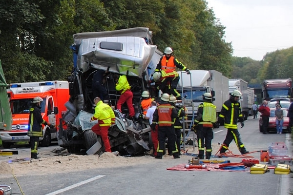 Rettungsmaßnahmen nach Lkw-Unfall. Foto: Guido Bludau Rettungsmaßnahmen nach Lkw-Unfall. Foto: Guido Bludau