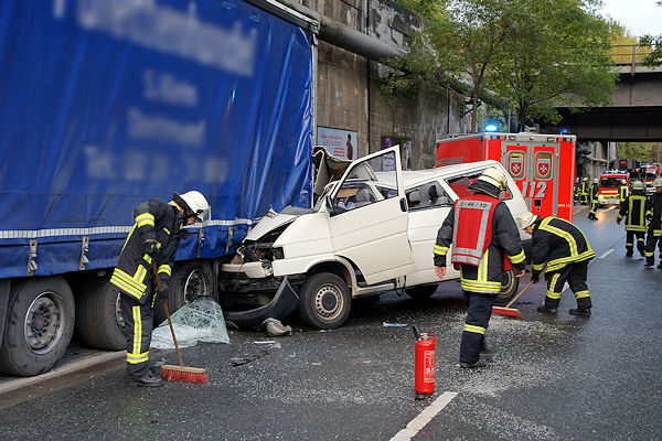 Unfall in der Lindberghstraße in Dortmund / Deusen: Ein fünfjähriger Junge erlitt bei dem Aufprall des VW Transporters auf einen Lkw schwerste Verletzungen. Foto: Magda Unfall in der Lindberghstraße in Dortmund / Deusen: Ein fünfjähriger Junge erlitt bei dem Aufprall des VW Transporters auf einen Lkw schwerste Verletzungen. Foto: Magda