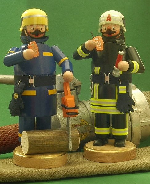 201110_Räucherkerle_01 Einsatzbereit stehen THW-Helfer und Feuerwehrmann aus der Werkstatt von Eva Beyer rechtzeitig zu Weihnachten parat. Übrigens die einzigen Einsatzkräfte, die im Einsatz rauchen dürfen. Foto: Olaf Preuschoff