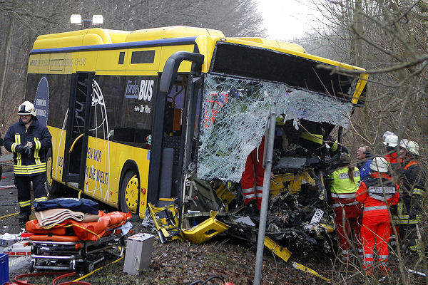 Tödlicher Unfall mit Linienbus: Dieser Unfall führt jetzt zu einer Spende für die Feuerwehr. Foto: Iwersen Tödlicher Unfall mit Linienbus: Dieser Unfall führt jetzt zu einer Spende für die Feuerwehr. Foto: Iwersen