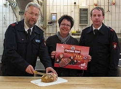 Anschnitt des Floriansbrotes. Foto: Stadtfeuerwehrverband Köln Anschnitt des Floriansbrotes. Foto: Stadtfeuerwehrverband Köln