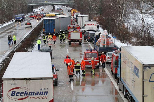 Schwerer Massen-Unfall auf der A 27 bei Walsrode: Ingesamt 20 Fahrzeuge sind in die Karambolage verwickelt worden. Foto: Feuerwehr Schwerer Massen-Unfall auf der A 27 bei Walsrode: Ingesamt 20 Fahrzeuge sind in die Karambolage verwickelt worden. Foto: Feuerwehr