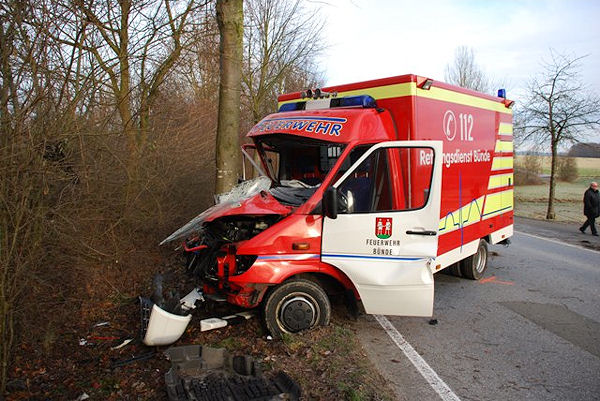 Rettungswagen verunglückt: Ein Mann hatte das Einsatzfahrzeug gestohlen, kurz darauf prallte der Sprinter gegen einen Baum. Foto: Polizei Rettungswagen verunglückt: Ein Mann hatte das Einsatzfahrzeug gestohlen, kurz darauf prallte der Sprinter gegen einen Baum. Foto: Polizei