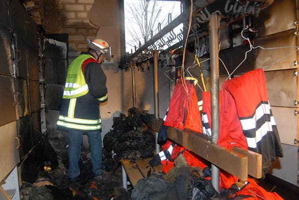 Brand im Feuerwehrhaus Rietberg. Betroffen war ein Umkleidebereich, der vom Rettungsdienst genutzt wird. Foto: Andreas Eickhoff Brand im Feuerwehrhaus Rietberg. Betroffen war ein Umkleidebereich, der vom Rettungsdienst genutzt wird. Foto: Andreas Eickhoff