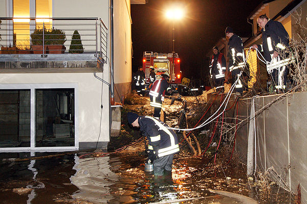 Hochwasser durch Schneeschmelze und Tauwetter in Dortmund: Die Feuerwehr muss das Wasser im Stadtteil Schüren abpumpen. Foto: Magda Hochwasser durch Schneeschmelze und Tauwetter in Dortmund: Die Feuerwehr muss das Wasser im Stadtteil Schüren abpumpen. Foto: Magda