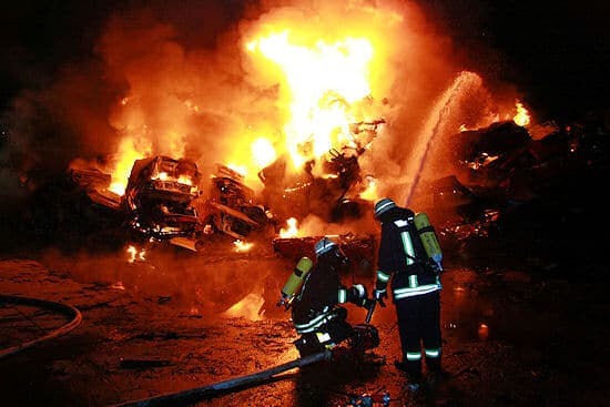 Großfeuer in Essen-Altenessen: Rund 100 gepresste und gestapelte Schrott-Pkw stehen in Flammen. Foto: Feuerwehr Essen Großfeuer in Essen-Altenessen: Rund 100 gepresste und gestapelte Schrott-Pkw stehen in Flammen. Foto: Feuerwehr Essen
