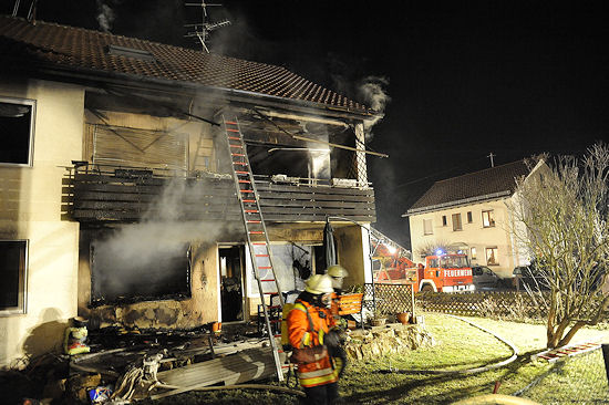 Brand in Eberdingen / Hochdorf (BW): Ein 40-Jähriger hatte den Brand offenbar gelegt und sich anschließend in dem Gebäude erhängt. Foto: Oskar Eyb Brand in Eberdingen / Hochdorf (BW): Ein 40-Jähriger hatte den Brand offenbar gelegt und sich anschließend in dem Gebäude erhängt. Foto: Oskar Eyb