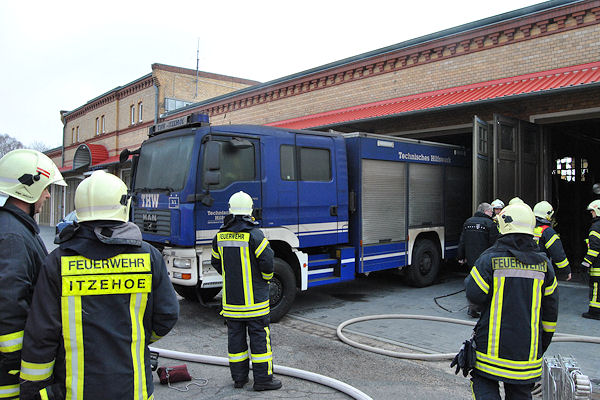 Eines der beschädigten THW-Fahrzeuge ist aus der Halle gefahren worden. Foto: Feuerwehr Eines der beschädigten THW-Fahrzeuge ist aus der Halle gefahren worden. Foto: Feuerwehr