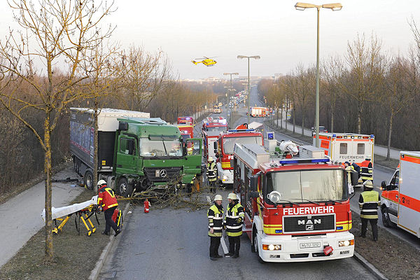 Unfall mit einem Sattelzug in München: Der Lkw hatte dabei fünf Alleebäume niedegerissen. Foto: BF München Unfall mit einem Sattelzug in München: Der Lkw hatte dabei fünf Alleebäume niedegerissen. Foto: BF München