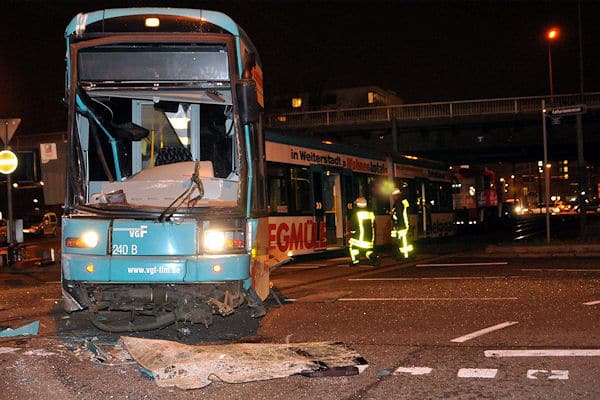 Unfall mit Straßenbahn in Frankfurt: Nach der Kollision mit einem Bus entgleiste die Bahn. Foto: Schmidt/D3S media Unfall mit Straßenbahn in Frankfurt: Nach der Kollision mit einem Bus entgleiste die Bahn. Foto: Schmidt/D3S media