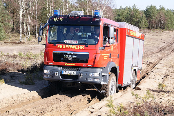 Geländetraining mit Feuerwehrfahrzeugen in Deutsch Evern. Foto: Schmidt/Feuerwehr Geländetraining mit Feuerwehrfahrzeugen in Deutsch Evern. Foto: Schmidt/Feuerwehr