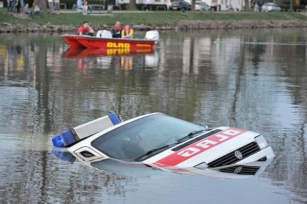DLRG-Fahrzeug versenkt: Langsam taucht der VW T4 wieder an der Wasseroberfläche auf, als er per Seilwinde aus dem Datteln-Hamm-Kanal gezogen wird. Foto: Magda DLRG-Fahrzeug versenkt: Langsam taucht der VW T4 wieder an der Wasseroberfläche auf, als er per Seilwinde aus dem Datteln-Hamm-Kanal gezogen wird. Foto: Magda