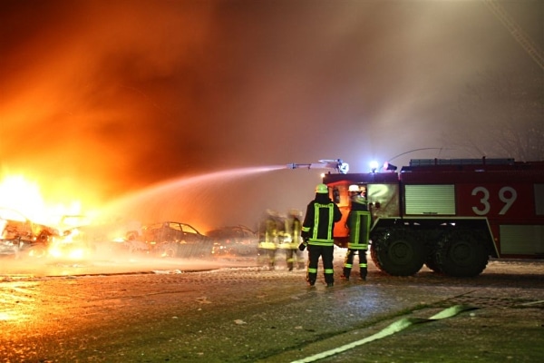 Brand- SFA-01-04-2011-1 Über 100 Altautos aus der Abwrackprämie standen auf einem ehemaligen Kasernengelände in Langemannshof in Flammen. Neben den kommunalen freiwilligen Wehren kam auch die Bundeswehrfeuerwehr Bergen zum Einsatz. (Fotos: Kreisfeuerwehr SFA)