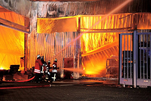 Großfeuer in einer Lagerhalle in Kirchardt-Berwangen. Foto: Benjamin Beytekin Großfeuer in einer Lagerhalle in Kirchardt-Berwangen. Foto: Benjamin Beytekin