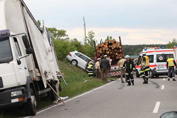 Tödlicher Unfall bei Allersberg: Ein Autofahrer starb, nachdem er mit einem Langholztransporter kollidiert war. Foto: News5 Tödlicher Unfall bei Allersberg: Ein Autofahrer starb, nachdem er mit einem Langholztransporter kollidiert war. Foto: News5