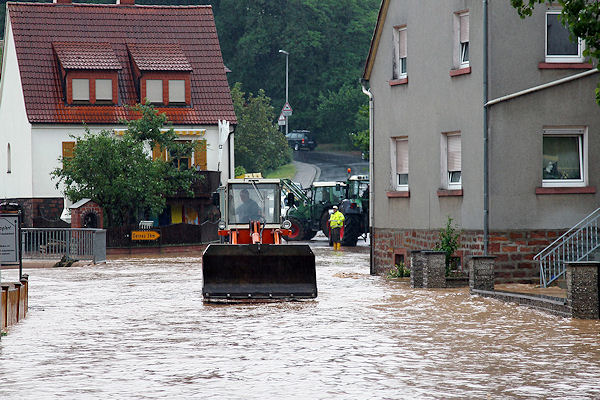 Aufräumarbeiten nach Unwetter in Leidersbach. Foto: Ralf Hettler Aufräumarbeiten nach Unwetter in Leidersbach. Foto: Ralf Hettler