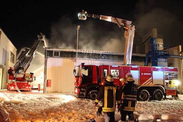 Brand in Bamberg: Es entstand Millionenschaden, die Feuerwehr musste die Halle kontrolliert abbrennen lassen. Foto: News5 Brand in Bamberg: Es entstand Millionenschaden, die Feuerwehr musste die Halle kontrolliert abbrennen lassen. Foto: News5