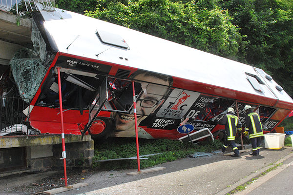 Busunfall in Heckendahlheim (Mandelbachtal): Der Fahrer und 21 Schüler wurden verletzt. Foto: Pictureswelt Busunfall in Heckendahlheim (Mandelbachtal): Der Fahrer und 21 Schüler wurden verletzt. Foto: Pictureswelt
