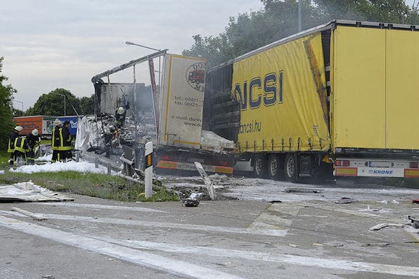Unfall auf der A 3 bei Wörth: Ein Lkw-Fahrer verbrannte in seinem Fahrzeug. Foto: fib/GA Unfall auf der A 3 bei Wörth: Ein Lkw-Fahrer verbrannte in seinem Fahrzeug. Foto: fib/GA