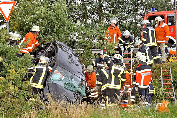 Einsatzkräfte leiten die Rettung des eingeklemmten Opel-Fahrers ein. Foto: Stephan Konjer Einsatzkräfte leiten die Rettung des eingeklemmten Opel-Fahrers ein. Foto: Stephan Konjer