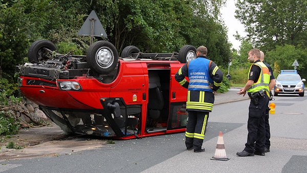 Nach dem Kontakt mit dem Bordstein stürzte das MTF der FF Flensburg-Innenstadt um und blieb auf dem Dach liegen. Fünf Insassen wurden leicht verletzt. Foto: Iwersen Nach dem Kontakt mit dem Bordstein stürzte das MTF der FF Flensburg-Innenstadt um und blieb auf dem Dach liegen. Fünf Insassen wurden leicht verletzt. Foto: Iwersen