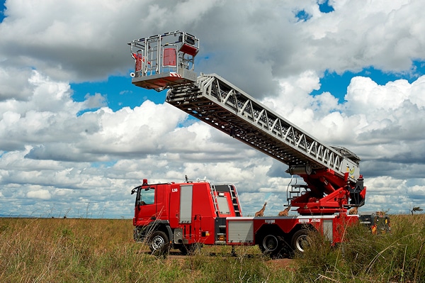 Metz L56 Nairobi 56 Meter Leiterhöhe bietet die Metz L56 für die Feuerwehr Nairobi. An der Leiterspitze ist ein Überklappkorb für drei Personen angebracht. Foto: Metz Aerials