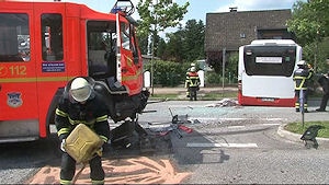 Unfall mit Feuerwehrfahrzeug in Hamburg: Zwei Menschen starben. Foto: Nonstopnews Unfall mit Feuerwehrfahrzeug in Hamburg: Zwei Menschen starben. Foto: Nonstopnews