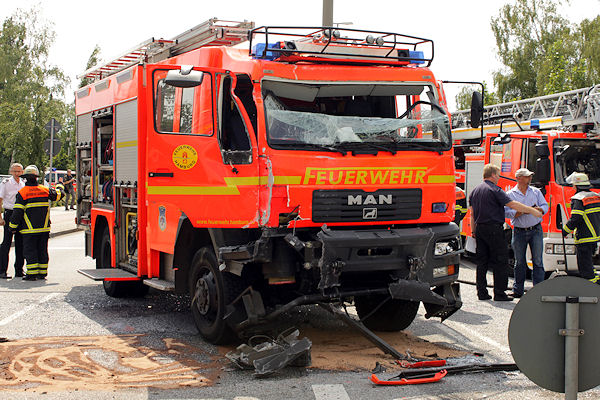 Das schwer beschädigte HLF der Feuerwehr Hamburg. Foto: Presse-Nord/Langer Das schwer beschädigte HLF der Feuerwehr Hamburg. Foto: Presse-Nord/Langer