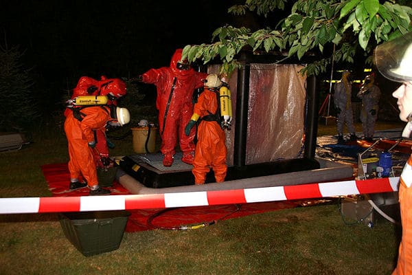 Dekontamination beim Gefahrguteinsatz: Die Feuerwehr geht zur Leichenbergung mit Vollschutz vor. Foto: Polizei Dekontamination beim Gefahrguteinsatz: Die Feuerwehr geht zur Leichenbergung mit Vollschutz vor. Foto: Polizei