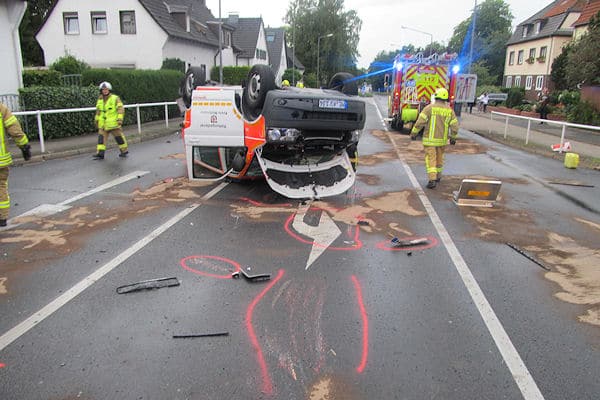 Feuerwehrleute streuen nach dem Unfall mit einem Notarzteinsatzfahrzeug in Ratingen ausgelaufene Betriebsstoffe ab. Foto: Polizei Feuerwehrleute streuen nach dem Unfall mit einem Notarzteinsatzfahrzeug in Ratingen ausgelaufene Betriebsstoffe ab. Foto: Polizei