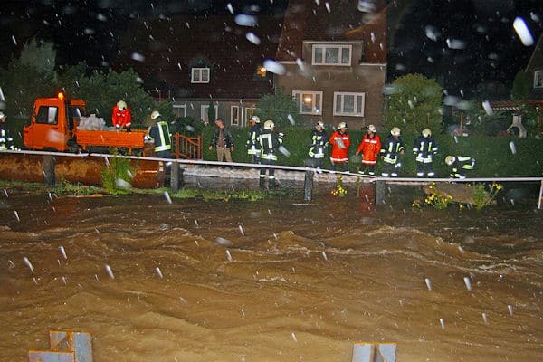 Hochwasser in Sachsen: In Cunewalde baut die Feuerwehr Sandsack-Barrieren. Foto: RP Hochwasser in Sachsen: In Cunewalde baut die Feuerwehr Sandsack-Barrieren. Foto: RP