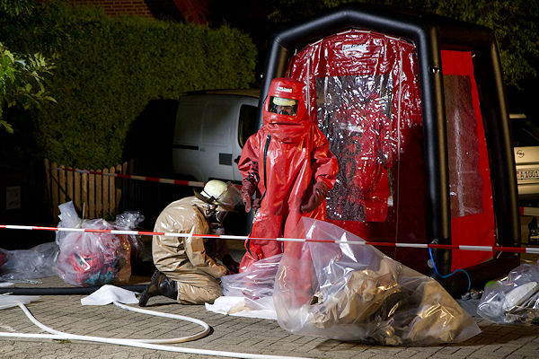 Gefahruteinsatz der Feuerwehr Weyhe: In einem Wohnhaus ist Quecksiber freigesetzt worden. Foto: Panten/Feuerwehr Gefahruteinsatz der Feuerwehr Weyhe: In einem Wohnhaus ist Quecksiber freigesetzt worden. Foto: Panten/Feuerwehr