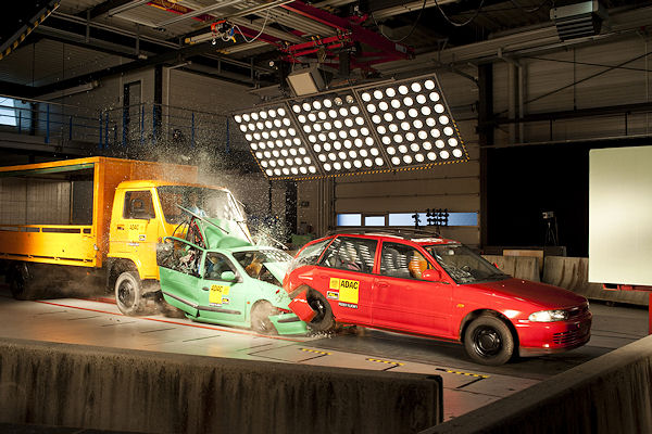 Auffahrunfall am Stauende als Crashtest: Der Klein-Lkw fährt mit Tempo 70 auf die stehenden Fahrzeuge. Foto: Hangen/ADAC Auffahrunfall am Stauende als Crashtest: Der Klein-Lkw fährt mit Tempo 70 auf die stehenden Fahrzeuge. Foto: Hangen/ADAC