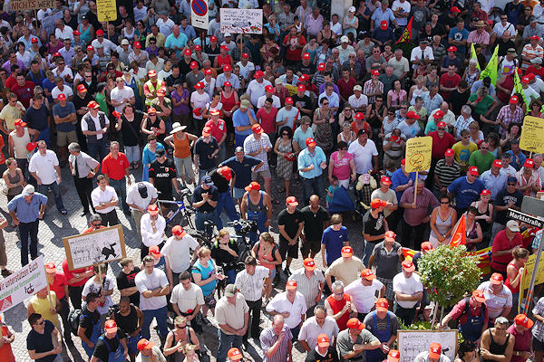 Demonstration in Giengen: Mitarbeiter und Unterstützen gehen für eine Zukunft der Firma Ziegler auf die Straße. Foto: Heino Schütte Demonstration in Giengen: Mitarbeiter und Unterstützen gehen für eine Zukunft der Firma Ziegler auf die Straße. Foto: Heino Schütte