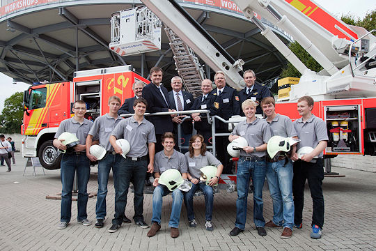 Startschuss für den neuen Ausbildungslehrgang der Berufsfeuerwehren. Foto: Feuerwehr Hannover Gaben heute den Startschuss für das bundesweit einzigartige Ausbildungsprojekt: Niedersachsens Innenminister Uwe Schünemann (oben, 2.v.l.), die Leiter der Berufsfeuerwehren Hannover (Claus Lange, oben, 2.v.r.), Salzgitter (Arne Sicks, oben rechts) und Wilhelmshaven (Steffen Lutter, oben, 3.v.r.) sowie Ralf Rochau, Leiter der Siemens Professional Education Hannover (oben, links), und Ekkehard Grunwald, Stadtkämmerer und Brandschutzdezernent der Stadt Salzgitter (oben, 3.v.l.) – mit den acht jungen Auszubildenden der beteiligten Feuerwehren. Foto: Feuerwehr Hannover