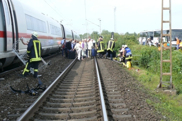 Ein ICE rammte auf einem Bahnübergang in Lippstadt einen Trecker. Von den rund 200 Fahrgästen wurden lediglich zwei leicht verletzt. (Fotos: Polizei) Ein ICE rammte auf einem Bahnübergang in Lippstadt einen Trecker. Von den rund 200 Fahrgästen wurden lediglich zwei leicht verletzt. (Fotos: Polizei)