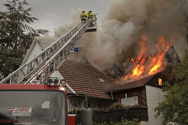 Großfeuer in Köngen: Bei dem Brand entstand ein Schaden von rund 120.000 Euro. Foto: 7aktuell.de Großfeuer in Köngen: Bei dem Brand entstand ein Schaden von rund 120.000 Euro. Foto: 7aktuell.de