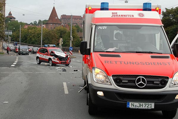Unfall zwischen Feuerwehrfahrzeug und Rettungswagen in Nürnberg. Foto: News5 Unfall zwischen Feuerwehrfahrzeug und Rettungswagen in Nürnberg. Foto: News5