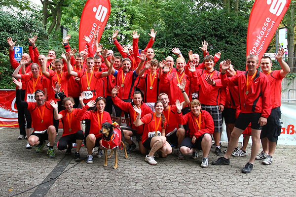 Feuerwehr Ratingen nach erfolgreichem Triathlon. Foto: Feuerwehr Ratingen, Dirk Frohnert Feuerwehr Ratingen nach erfolgreichem Triathlon. Foto: Feuerwehr Ratingen, Dirk Frohnert