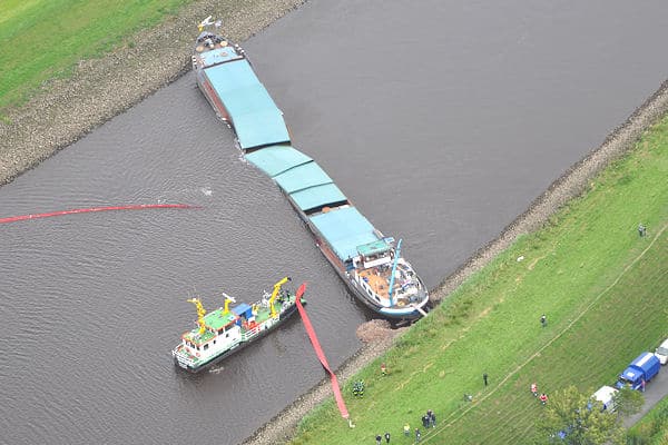 Binnenschiff auf Hunte havariert. Foto: Zentrale Polizeidirektion Binnenschiff auf Hunte havariert. Foto: Zentrale Polizeidirektion