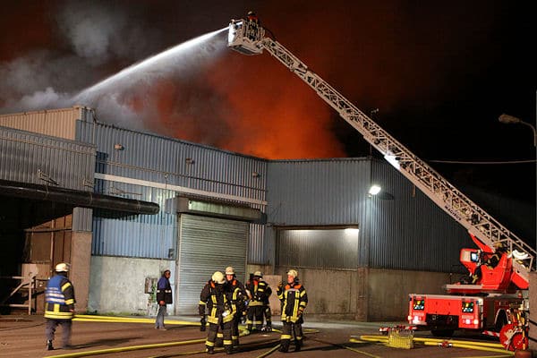 Großbrand in Flensburg: 25.000 Kubikmeter Kompost brennen in einer großen Halle. Foto: Sebastian Iwersen