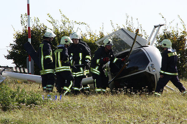 Hubschrauberabsturz nach dem Start: Der verunglückte Helikopter in Vielist. Foto: Stephan Radtke