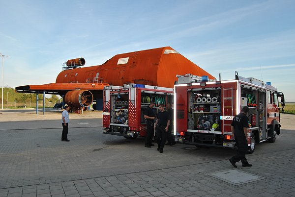 DSC_4898 Vor der Flugzeugattrappe am Fire Training Center Leipzig stellen sich die beiden Testfahrzeuge ein letztes Mal der Beurteilung durch Feuerwehrleute. Foto: Olaf Preuschoff