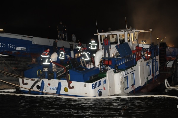 Das Binnenschiff "Rhin" drohte im Hamburger Kattwykhafen zu sinken. Durch einen aufwendigen Pumpeneinsatz konnte das Schiff vor dem Sinken bewahrt werden. (Foto: Christian Timmann) Das Binnenschiff "Rhin" drohte im Hamburger Kattwykhafen zu sinken. Durch einen aufwendigen Pumpeneinsatz konnte das Schiff vor dem Sinken bewahrt werden. (Foto: Christian Timmann)