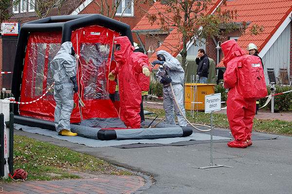 Dekon-Stelle nach Gefahrgutunfall auf Langeoog. Foto: Sven Meyer/FF Wittmund