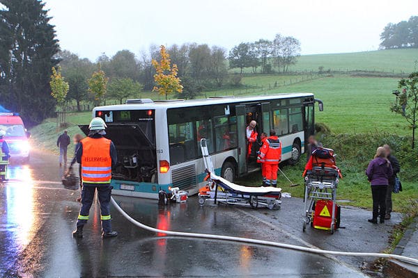 Busunglück bei Langenholdinghausen. Einsatzkräfte versorgen Verletzte im Bus. Foto: Kai Osthoff